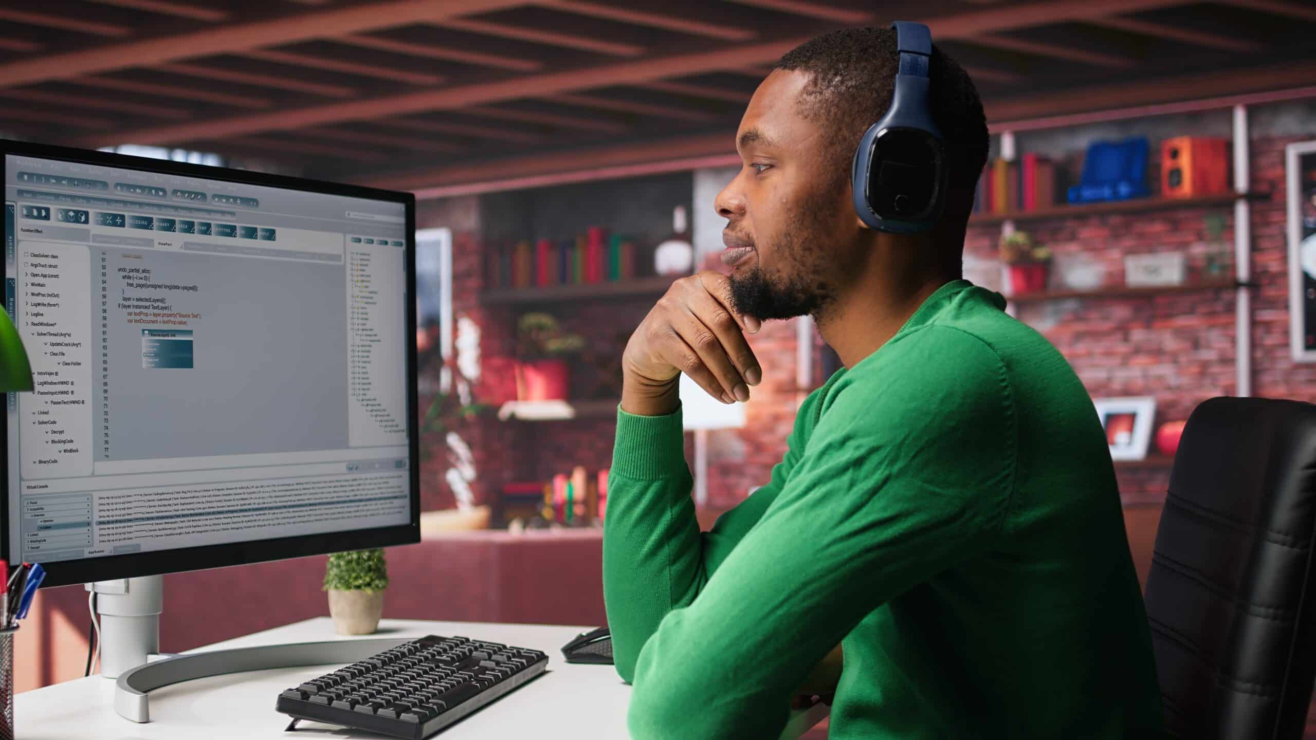 Un testeur QA dans un bureau moderne