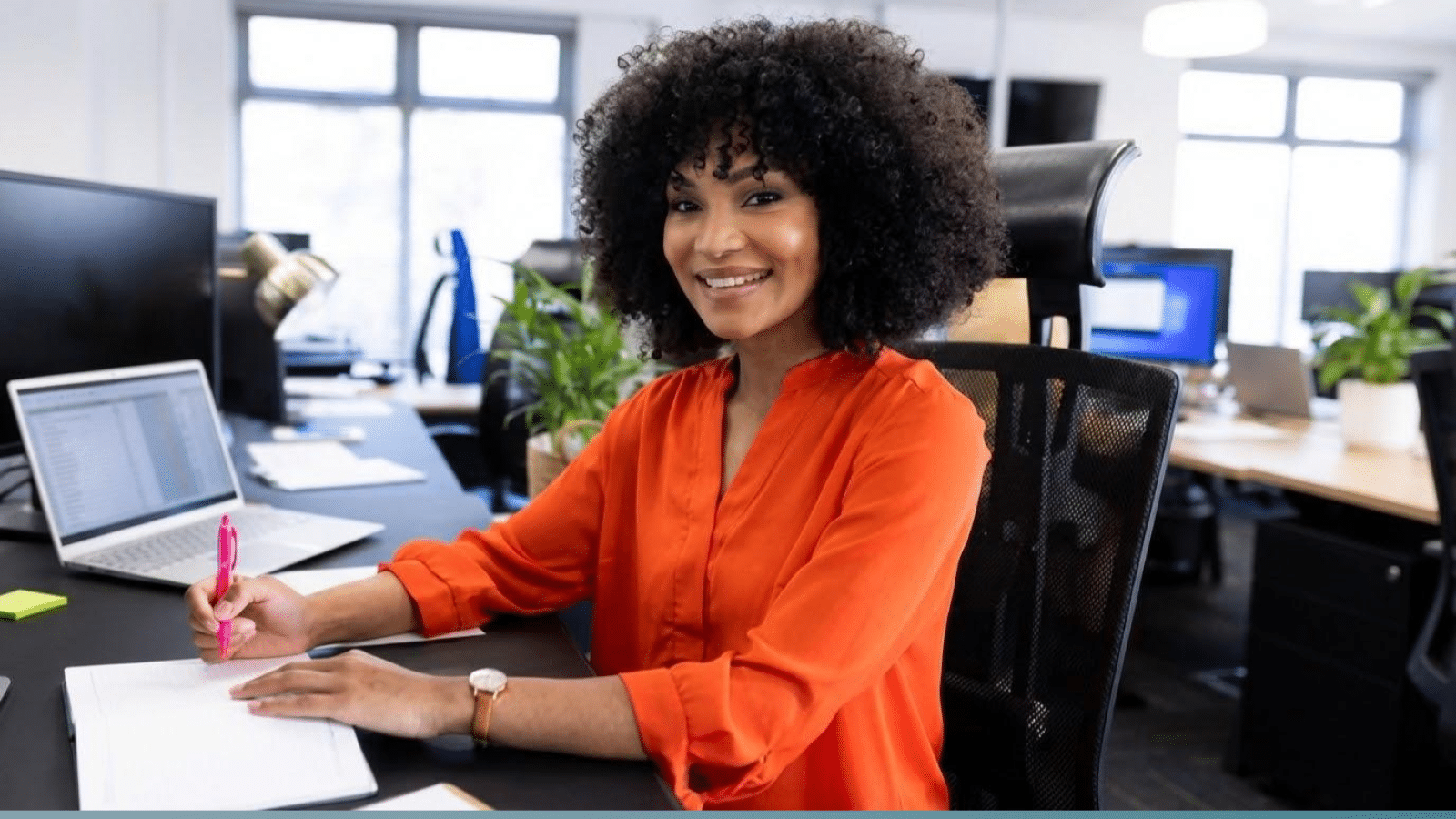 Une assistante marketing dans son bureau