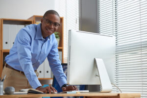 Entrepreneur combinant ia et outsourcing